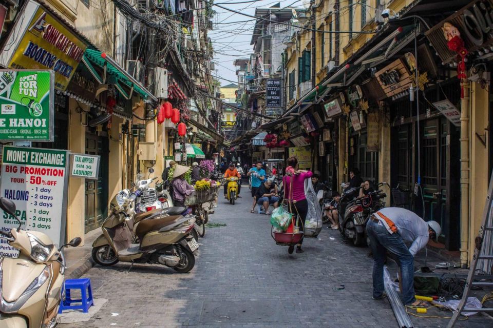 Hanoi: Walking Street Food Tour & Train Street w/Local Guide - How the local English guide changes everything