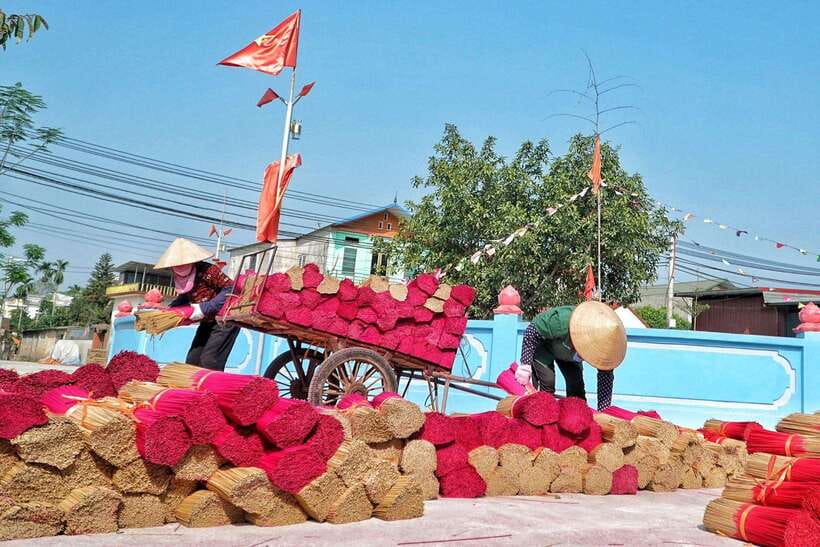 Hanoi's artisan trail:Incense Village,Hat,Lacquer & Train St - Photos, walking, and smell tips that make the day better