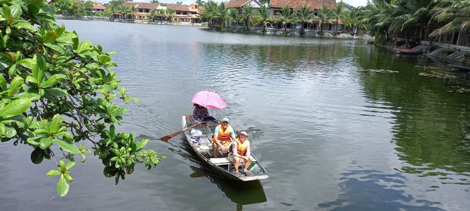 Hoa Lu-Mua Cave-Tam Coc-Bich Dong-Thung Nham National Park - A traditional lunch break before you float: bungalow lunch timing