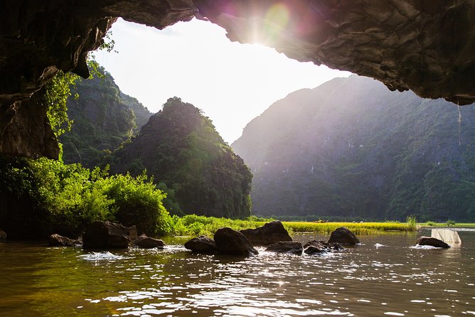 Hoa Lu - Mua Cave - Tam Coc/Trang An - DELUXE Small Group Tour - Lunch near the action: set-menu Vietnamese food