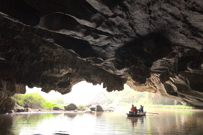 Hoa Lu - Mua Cave - Tam Coc/Trang An - DELUXE Small Group Tour - Trang An or Tam Coc: rowing through caves on a traditional boat