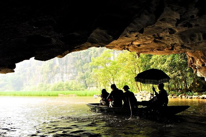 Hoa Lu - Tam Coc 1 Day Tour - After lunch in Tam Coc: the 90-minute sampan cave ride