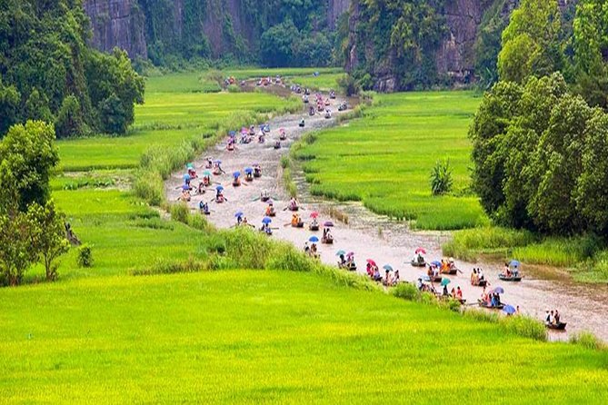 Hoa Lu Tam Coc Full-Day DELUXE Tour Including BUFFET LUNCH & River Boat Ride - The Tam Coc cave boat ride on the Ngo Dong River: the main event