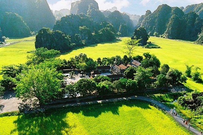 Hoa Lu Tam Coc Full-Day DELUXE Tour Including BUFFET LUNCH & River Boat Ride - Buffet lunch with vegetarian options: good odds, check your expectations