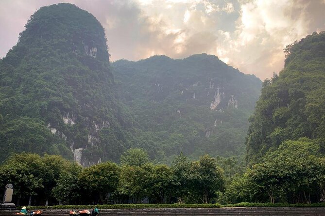 Hoa Lu - Tam Coc - Mua Cave Full Day - LIMOUSINE - Tam Coc on the Ngo Dong River: The Bamboo Boat Ride That Does the Heavy Lifting