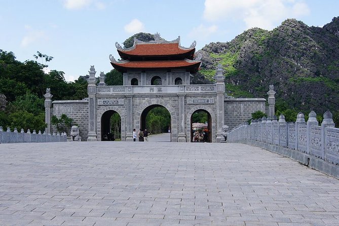 Hoa Lu -Tam Coc - Mua Cave Full Day Trip with Limousine Bus - The English-Speaking Guide Angle: What It Adds Day to Day