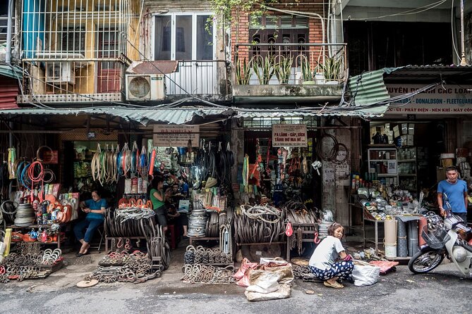 Into the Thieves Market Hanoi Photo Tour - Entering Hai Ba Trung: a market built for quick decisions