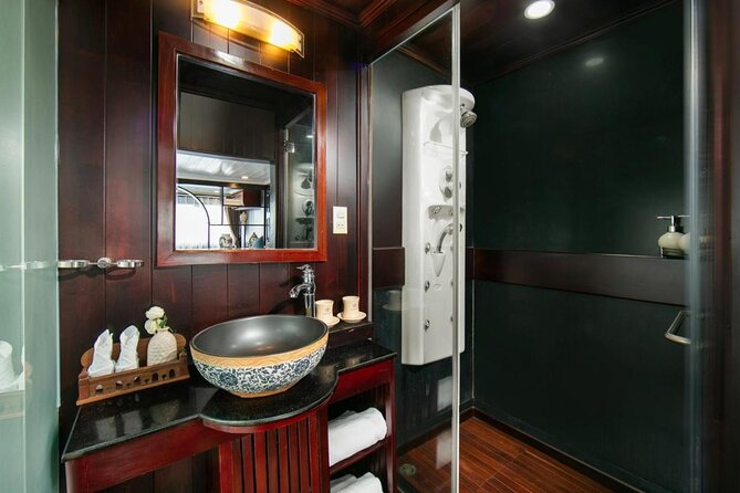 La Regina 2 days tour in Halong Bay & Bai Tu Long Bay - 4 star - Sundeck cooking class: eating well without needing a food tour