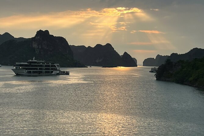 Lan Ha - Ha Long Bay 5Star cruise-Private balcony cabin 2day trip - Cave Visit on Cat Ba: Trung Trang Valley and Hoa Cuong Option