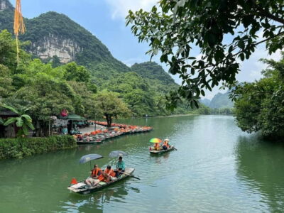 Luxury Limousine Tour: Hoa Lu, Trang An/Tam Coc & Mua Cave - Hoa Lu Temple: Vietnam’s old capital, right where it happened