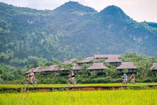 Mai Chau 1 Day Tour From Hanoi - Thung Khe Pass: the best view window, plus a local market stop