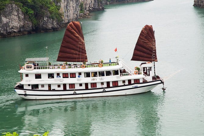 Mon Cheri Cruises 2 Days 1 Night - Day 2 on Cat Ba Island: Tai Chi Sunrise and Trung Tràng Cave