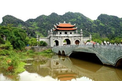 Ninh Binh 2D1N Excursion from Hanoi by Limousine - Tam Coc and Bich Dong: the bamboo boat route through three caves