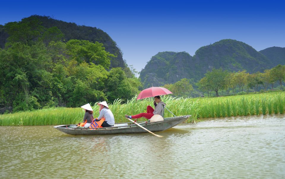 Ninh Binh Daily: Hoa Lu, Mua Cave, Tam Coc, Bike & Swimming - Lunch at a bungalow location: a break that doesn’t kill the day