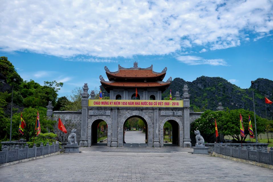 Ninh Binh Daily: Hoa Lu, Mua Cave, Tam Coc, Bike & Swimming - Tam Coc by sampan boat: three caves and rice-paddy magic