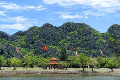 Ninh Binh Daily Tour: Hoa Lu- Am Tien Cave - Tam Coc- Bike - Bich Dong pagoda - Timing: starting early from Hanoi makes a difference