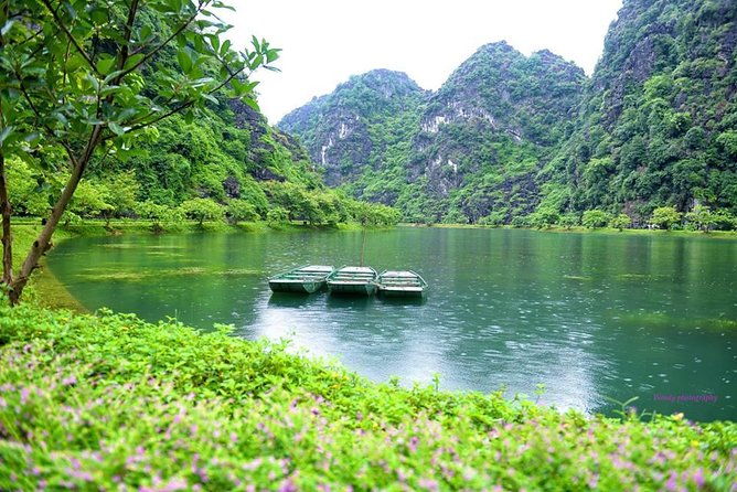 Ninh Binh Daily Tour: Hoa Lu - Am Tien Cave- Trang An boat ride - Tuyet Tinh Coc: the green lake walk and the 200-step viewpoint
