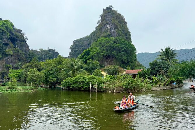 Ninh Binh Day Escape from Hanoi: Local Life, Connection & Tales - Sampan Time on Tam Cốc: Slow Water, Limestone Walls, Cave Passages
