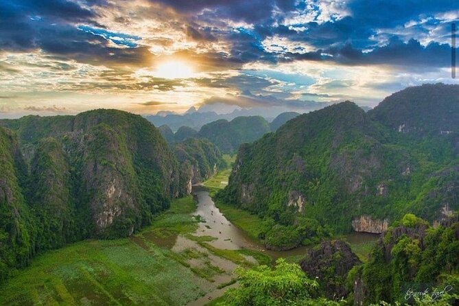 Ninh Binh Day Tour Tam Coc Mua Cave Hoa Lu Buffet Lunch Limousine - Return to Hanoi: a long day’s final stretch