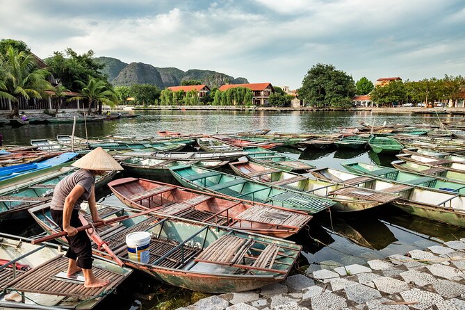 Ninh Binh Group Tour of 11 from Hanoi via Mua Cave Tam Coc Hoa Lu - Tam Coc boat ride: cave passes with a local rower
