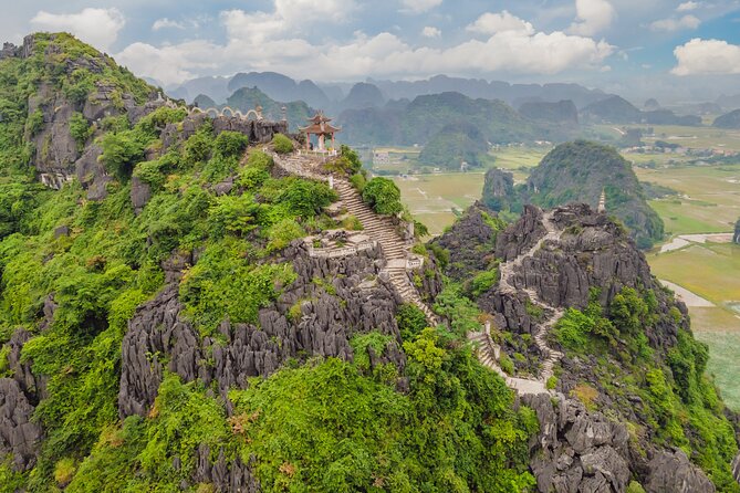 Ninh Binh Group Tour of 11 from Hanoi via Mua Cave Tam Coc Hoa Lu - Lunch break in a local Vietnamese restaurant (and why timing helps)