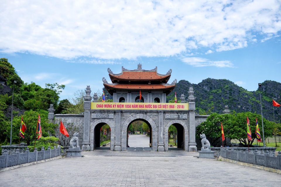Ninh Binh: Hoa Lu, Mua Cave, and Trang An Tour and Boat Ride - Lunch in Ninh Binh: convenient Vietnamese buffet, with one caveat