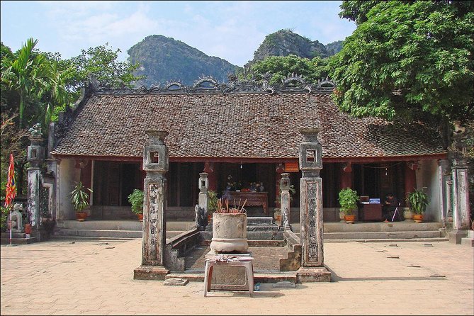 Ninh Binh - Hoa Lu - Mua Cave - Tam Coc 1 Day Tour - Entering Hoa Lu: temples of the Dinh and Le dynasties