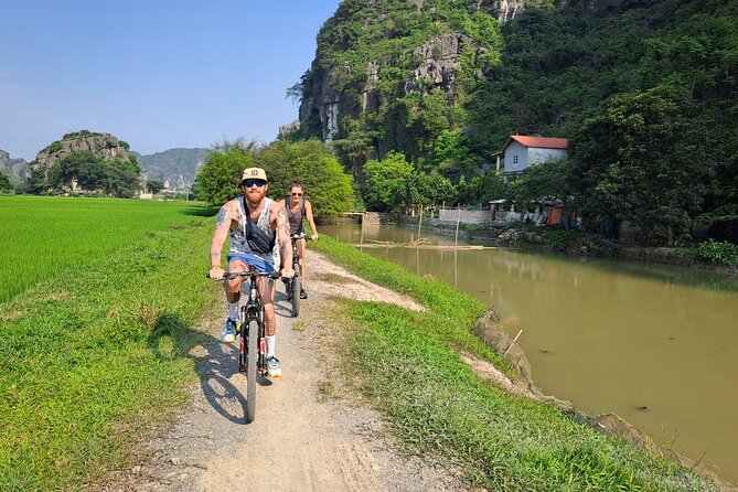 Ninh Binh Luxury Day Tour by Limousine- Small Group- All included - Pick your route: Hoa Lu biking vs Mua Cave and Tam Coc