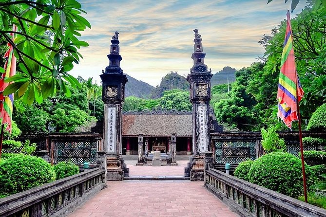 Ninh Binh Tour: Deluxe & Small Group Tam Coc Hoa Lu - Boat, Biking, Buffet Lunch - Guides, communication, and how the experience feels on the ground