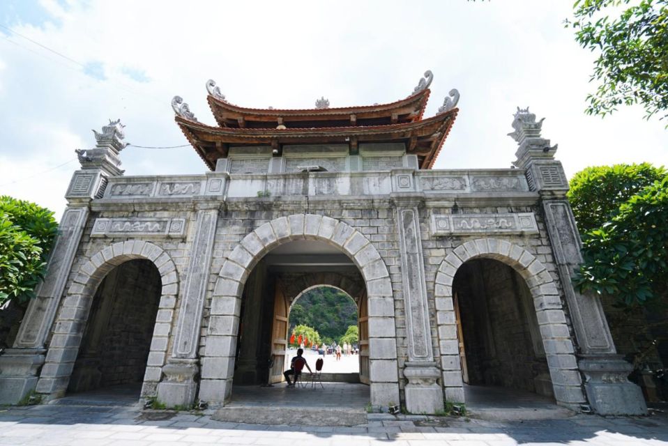 Ninh Binh Trip Visit Hoa Lu Capital -Tam Coc-Biking-Mua Cave - Tam Coc sampan cruise: the classic three-caves views