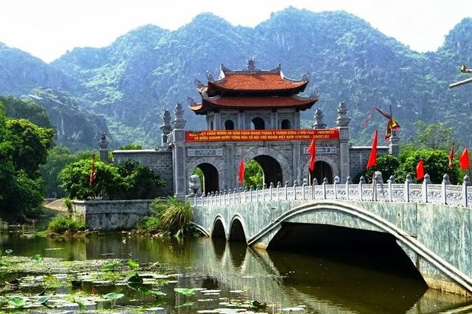 Premium Hoa lu - Trang An - Mua Cave with Buffet Lunch from Hanoi - Starting point: Hanoi Opera House pickup
