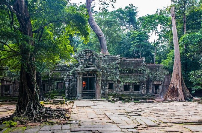 Private 15-Day Tour in Vietnam Laos and Cambodia - Hue Imperial City, Thien Mu, and Khai Dinh: three tones of Vietnamese architecture