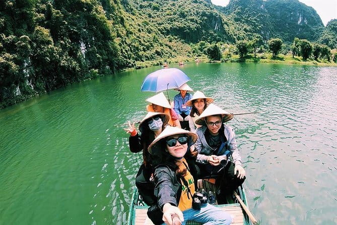 Private Full-Day Tour to Halong Bay from Hanoi - Luon Cave kayaking or bamboo boat: the tunnel you paddle through