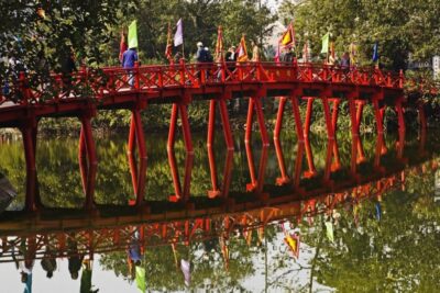 Private Hanoi City Tour: HoChiMinh Mausoleum & Water Puppet - Entering Ho Chi Minh’s world: Mausoleum, symbolic trees, stilt house, and the One-Pillar Pagoda