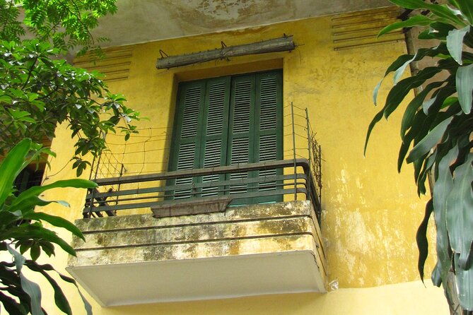 Private Hanoi Half-Day Tour: Train Street and Must Visit Places - Train Street at Bếp Vua Chả Cá: the close-call feeling, plus your drink