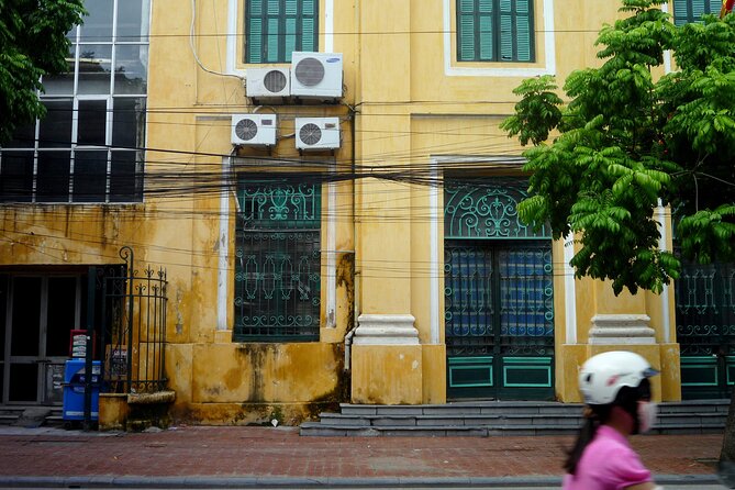Private Hanoi Half-Day Tour: Train Street and Must Visit Places - Hoa Lo Prison (Hanoi Hilton): history you can walk through