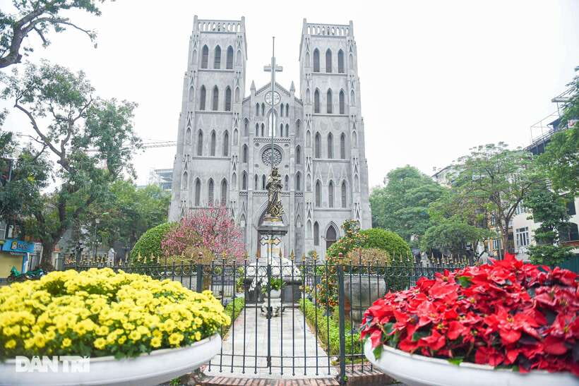 Private Hanoi Walking Tour with visit Train Street - Ta Hiên Beer Street: street life you can actually read