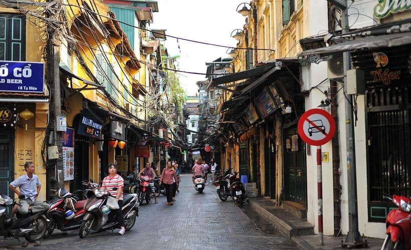 Private Hanoi Walking Tour with visit Train Street - Why the guide makes this tour feel personal