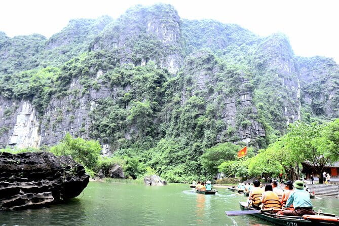 PRIVATE TOUR Ninh Binh One Day - Hoa lu- Tam Coc - Mua Cave - Tam Coc bamboo boats and the Ngo Dong river: slow water time that’s worth it