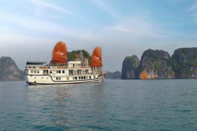 Renea Cruises - BEST Small Boat in Bai Tu Long & Halong Bay - The real value: deluxe seaview cabins and window views