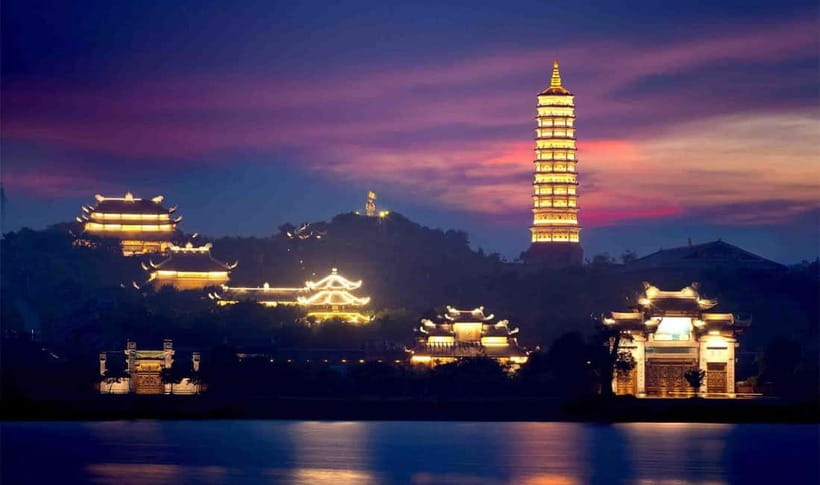 Sacred Nights at Bai Dinh Pagoda: A Spiritual Escape - The Arhat Corridor Walk: Where the Lights Do the Work