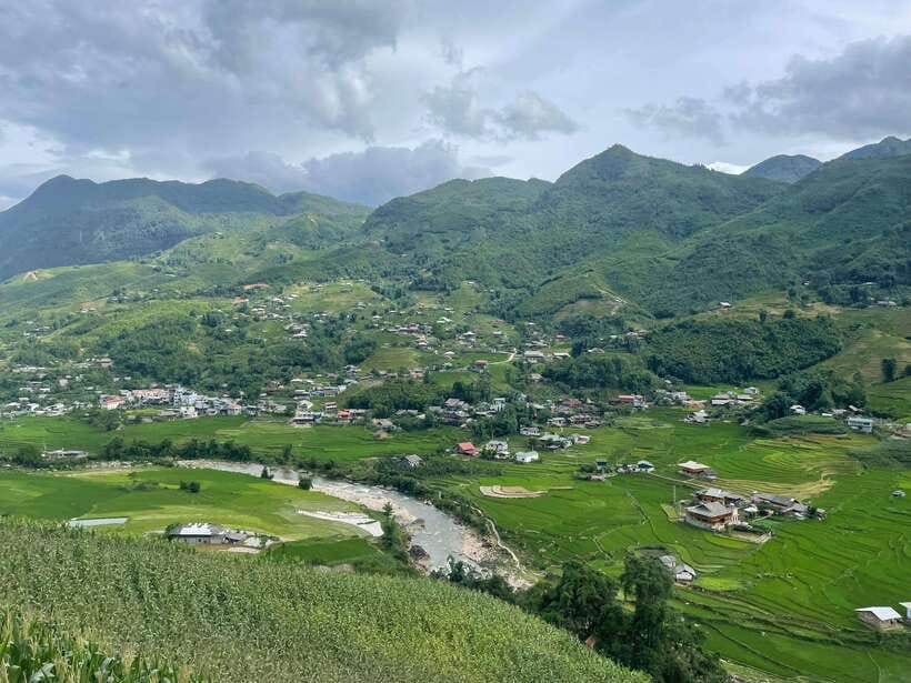 Sapa: 1-Day Trek to Mountain, Local Villages & Rice Terraces - First steps in Sapa: pickup, route start, and the climb to Dragon Jaw