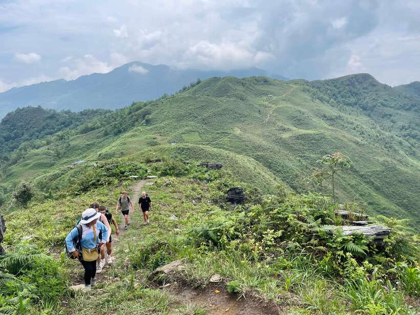 Sapa: 1-Day Trek to Mountain, Local Villages & Rice Terraces - Hang Da village and lunch: black H’mong life on the trail