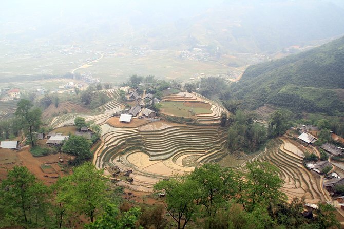 Sapa Villages trekking and homestay 2 Days/ 1 night package tour: best selling - Day 1: Ta Van Village trek through Y Linh Ho and Lao Chai