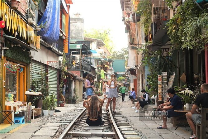 Shore Excursion Discovery Hanoi City from HaLong Bay Port - Stop 4 & 5: Hoan Kiem Lake and Cầu Thê Húc (the iconic pause)