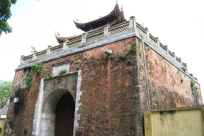 Small-group motorbike sightseeing and food tour in Hanoi - Northern Gate and Hữu Tiep Lake: from citadel to the downed B-52