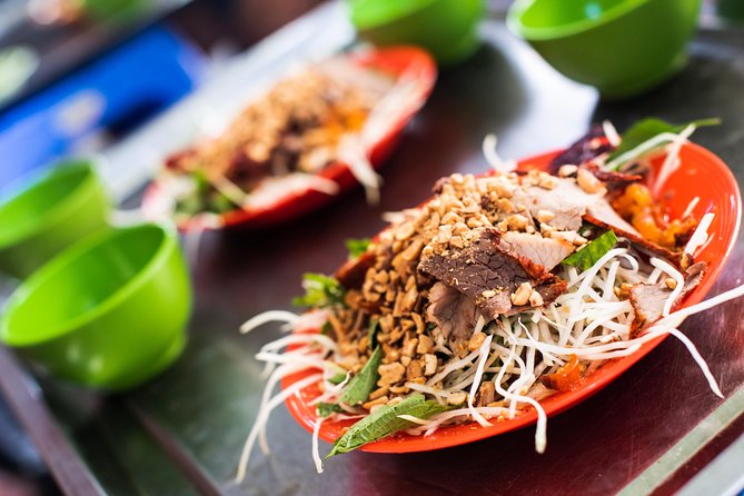 Tasting 8 Different Street Foods + Local Drink at Evening Time by Walking - Why the Old Quarter at night is the right time for street food