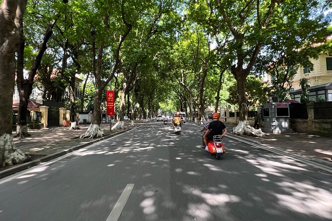Vespa Tour HANOI BACK STREETS: FOOD+LOCAL LIFE+CULTURE & FUN - Long Biên Bridge to Banana Island: floating life and a 1.5 km walk
