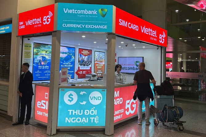 Vietnam 7 Day 30GB Tourist SIM Rental - Staff help at the counter: multilingual, friendly, and hands-on