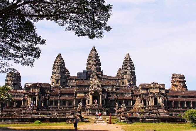 Vietnam Cambodia Thailand and Singapore 23 Day Package - Halong Bay cruise days: tai chi morning, captain briefing, and sea time